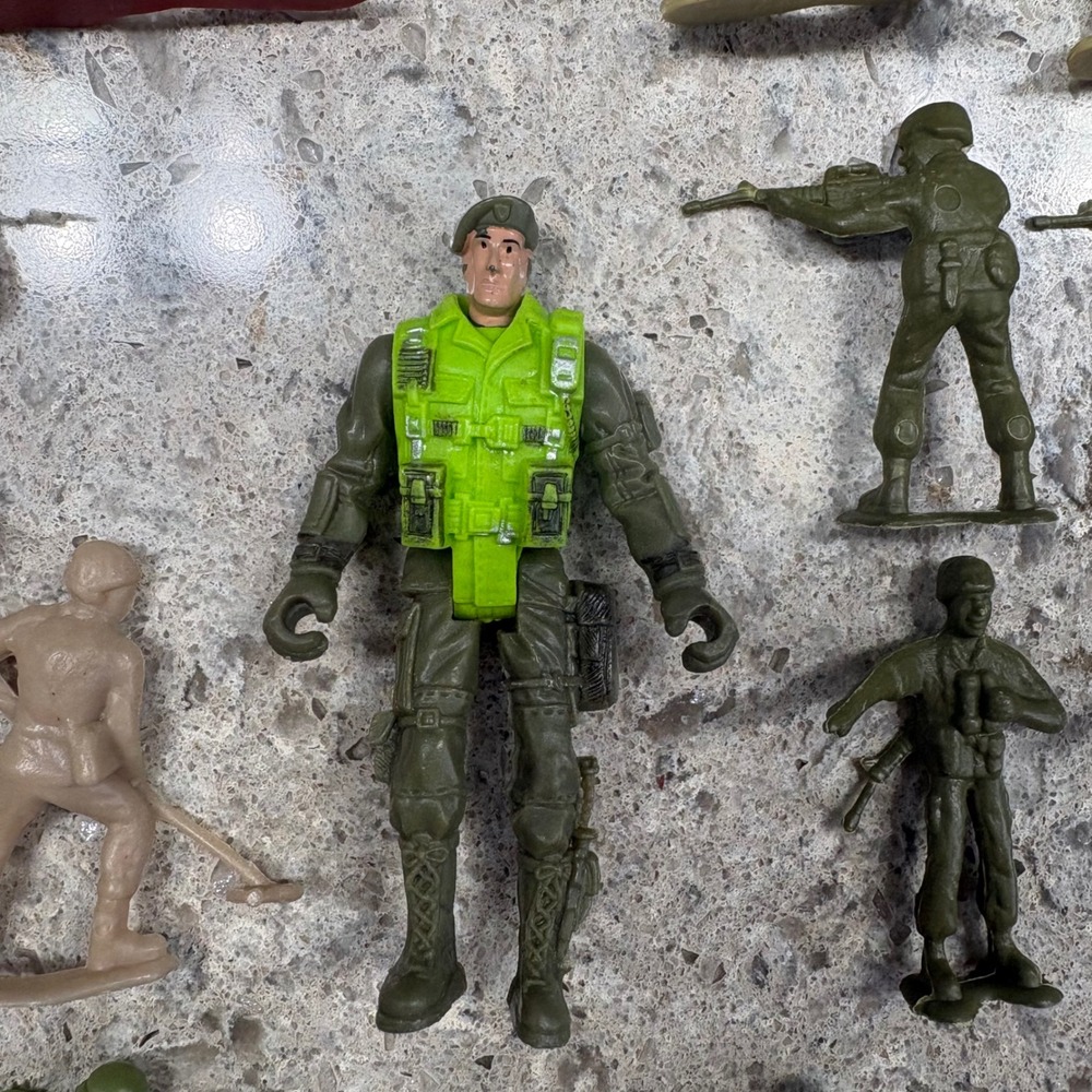 Lot of 56 Toy Soldiers Action Figures Army Men Red Tan Green Tan Figures - Picture 14 of 14
